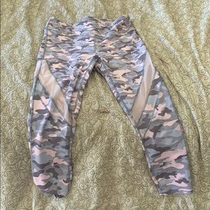 Fabletics Pants - Camo fabletics Fabletics Pants - Camo fabletics